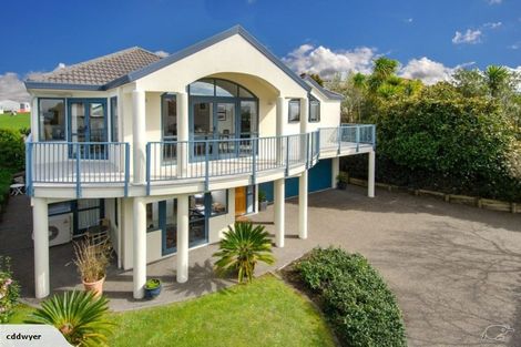 Photo of property in 2/9 Miri Road, Rothesay Bay, Auckland, 0630