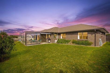 Photo of property in 4 Aporo Drive, Kumeu, 0810