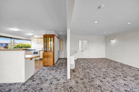 Photo of property in 4 Waiwera Place, Merrilands, New Plymouth, 4312