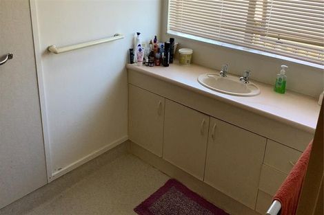 Photo of property in 2/17 Youngs Road, Papakura, 2110