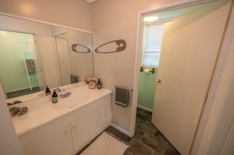 Photo of property in 2 Dudley Crescent, Cable Bay, 0420