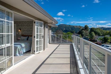 Photo of property in 2 Rika Place, Kawaha Point, Rotorua, 3010