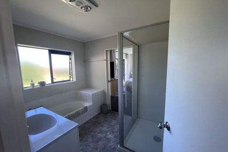 Photo of property in 20 Randwick Place, Randwick Park, Auckland, 2105