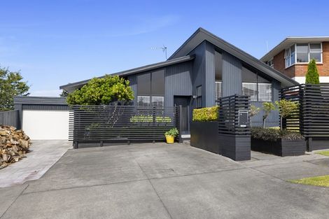 Photo of property in 18 Mayfair Place, Westown, New Plymouth, 4310