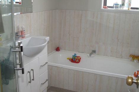 Photo of property in 2/11 Etherton Drive, Weymouth, Auckland, 2103