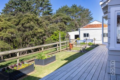 Photo of property in 10 Kaipara View Road, Helensville, 0875