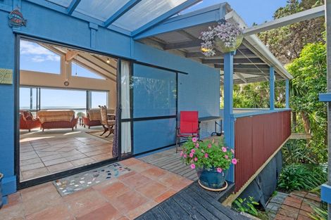 Photo of property in 100 Seaview Road, Piha, New Lynn, 0772
