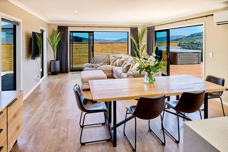 Photo of property in 12 Boeing Way, Newlands, Wellington, 6037