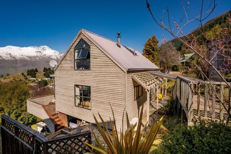 Photo of property in 8 Caples Place, Fernhill, Queenstown, 9300