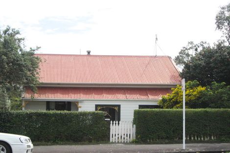 Photo of property in 240 Devon Street West, New Plymouth, 4310