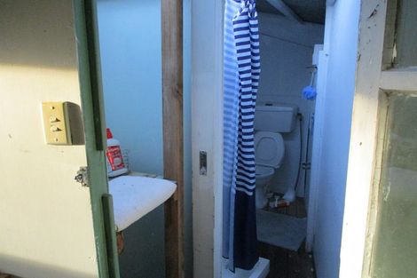 Photo of property in 22 Mountain Road, Henderson Valley, Auckland, 0612