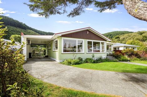 Photo of property in 10 Peckham Grove, Tawa, Wellington, 5028