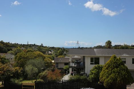 Photo of property in 1b Kirkdale Place, Northcross, Auckland, 0632