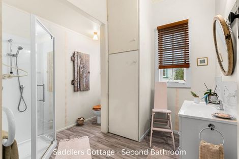 Photo of property in Saddlery Cottage, 3245 Paparoa-oakleigh Road, Paparoa, 0571