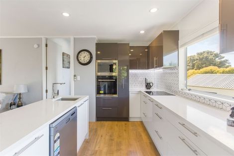 Photo of property in 2/30 Witheford Drive, Bayview, Auckland, 0629