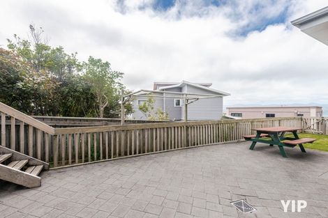 Photo of property in 12 Dress Circle, Newlands, Wellington, 6037