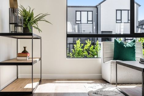 Photo of property in 10 Babos Avenue, Kumeu, 0810