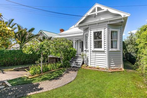 Photo of property in 4 William Bond Street, Stanley Point, Auckland, 0624