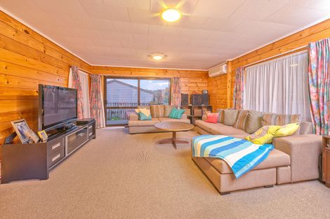 Photo of property in 2/14 Saint Annes Crescent, Wattle Downs, Auckland, 2103