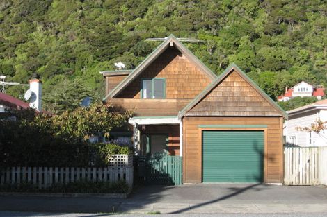 Photo of property in 51 Oroua Street, Eastbourne, Lower Hutt, 5013