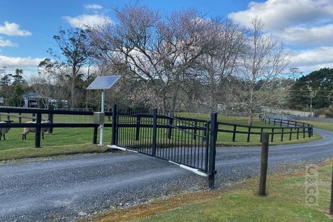 Photo of property in 206 Waitakere Road, Waitakere, Henderson, 0782