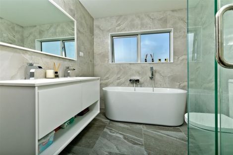 Photo of property in 1 Van Rixel Drive, Kumeu, 0810