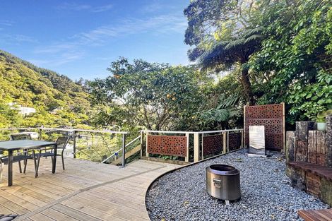 Photo of property in 5 Richmond Road, Mahina Bay, Lower Hutt, 5013