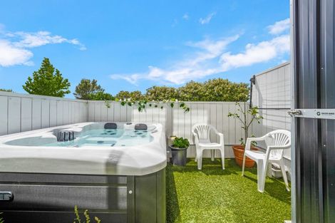 Photo of property in 3/2 Jadewynn Drive, Massey, Auckland, 0614