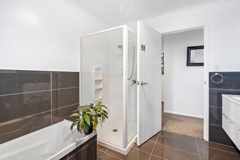 Photo of property in 25 Waitemata Drive, One Tree Point, 0118