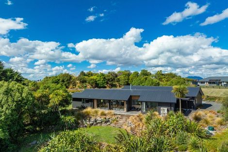 Photo of property in 124 Highland Drive, Acacia Bay, Taupo, 3385
