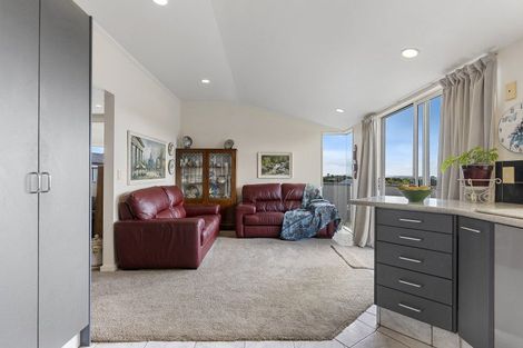 Photo of property in 2/15 Bradbury Road, Botany Downs, Auckland, 2010