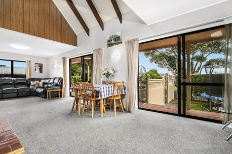 Photo of property in 14 Hadley Wood Drive, Wattle Downs, Auckland, 2103