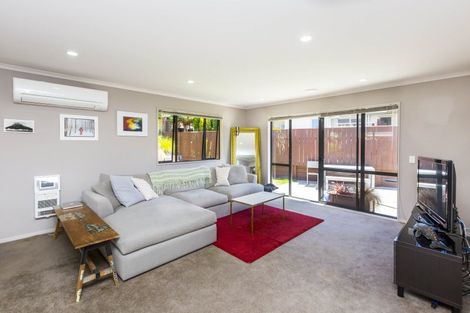 Photo of property in 6 Mcewen Crescent, Riverstone Terraces, Upper Hutt, 5018