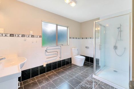 Photo of property in 17d Balmain Road, Birkenhead, Auckland, 0626