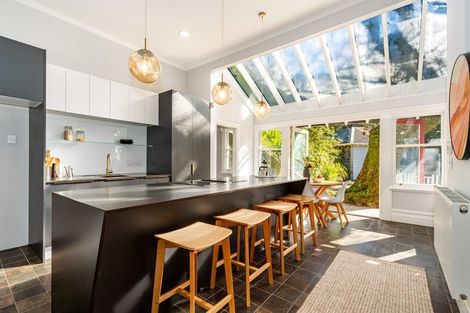 Photo of property in 50 Garden Road, Northland, Wellington, 6012