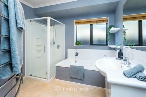 Photo of property in 17 Aragon Grove, Kingsley Heights, Upper Hutt, 5018