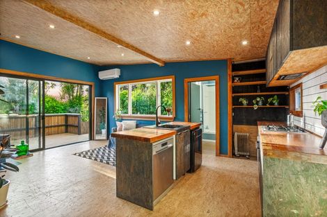 Photo of property in 132 Seaview Road, Piha, New Lynn, 0772