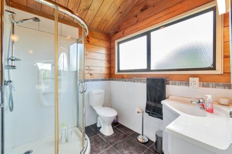 Photo of property in 10 Mcmurdo Road, South Head, Helensville, 0874