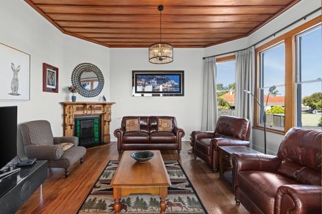 Photo of property in 1 Roslyn Road, Bluff Hill, Napier, 4110