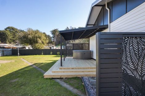 Photo of property in 8 Cousins Avenue East, Foxton Beach, Foxton, 4815