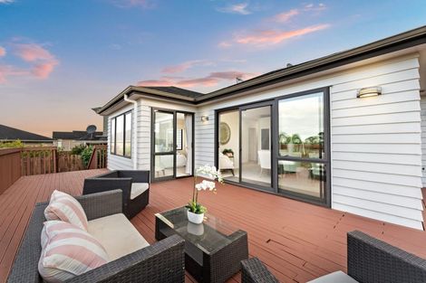 Photo of property in 83 Lake Panorama Drive, Henderson Valley, Auckland, 0612