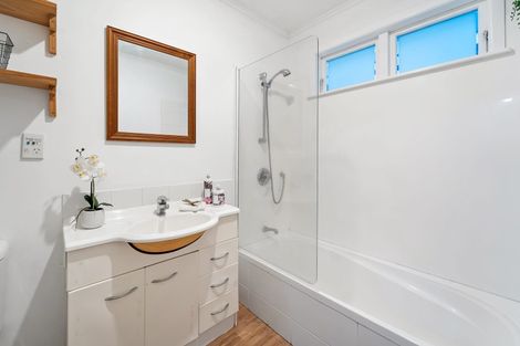Photo of property in 1/50 Sylvan Avenue, Northcote, Auckland, 0627