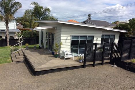 Photo of property in 15 Old Lake Road, Narrow Neck, Auckland, 0624