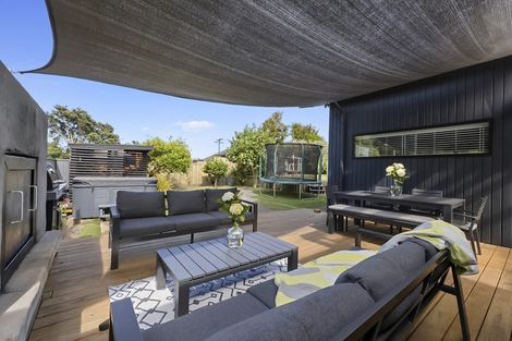 Photo of property in 18 Mayfair Place, Westown, New Plymouth, 4310