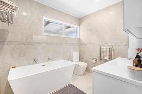 Photo of property in 23a Aberdeen Road, Castor Bay, Auckland, 0620