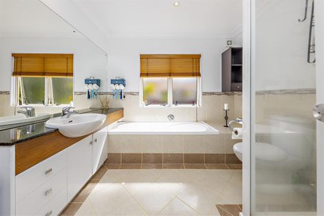 Photo of property in 14 Brooke Ridge Rise, East Tamaki Heights, Auckland, 2016