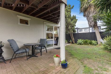 Photo of property in 2/15 Bradbury Road, Botany Downs, Auckland, 2010