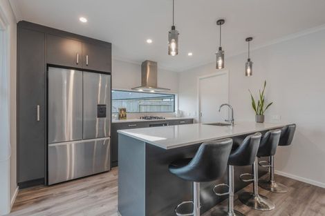 Photo of property in 90 Johnstone Drive, Fitzherbert, Palmerston North, 4410