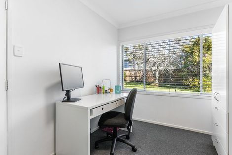 Photo of property in 16 Fielding Crescent, Farm Cove, Auckland, 2012