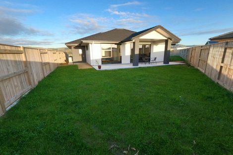 Photo of property in 90 Johnstone Drive, Fitzherbert, Palmerston North, 4410